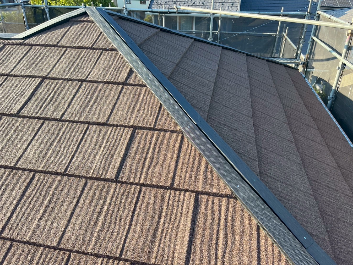 施工前 脱落した屋根材が、谷部にはまっている状況