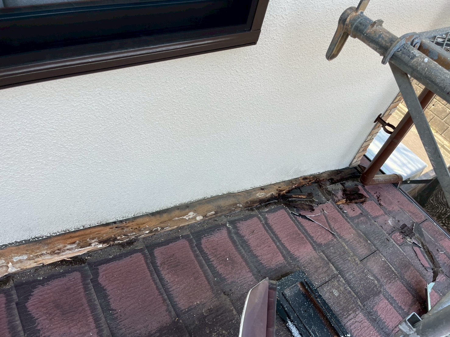 施工前 壁際の下地木材が腐食