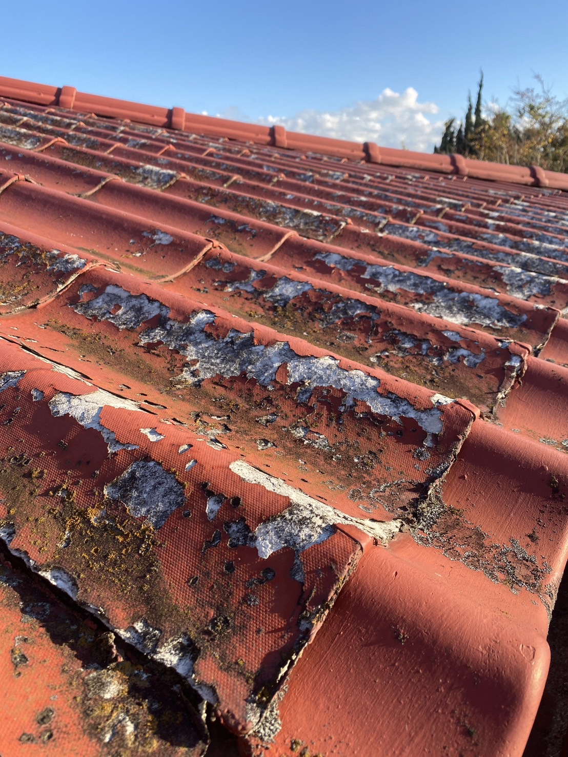 施工前 かわらU ひび割れ・剥離が見らえた