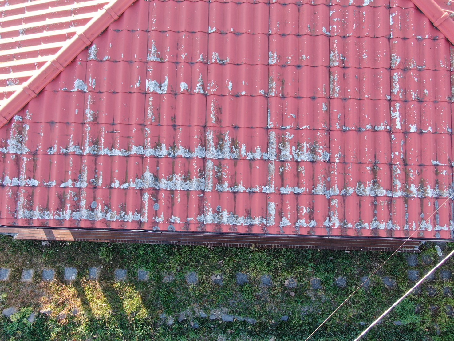 施工前 脱落した屋根材が、谷部にはまっている状況