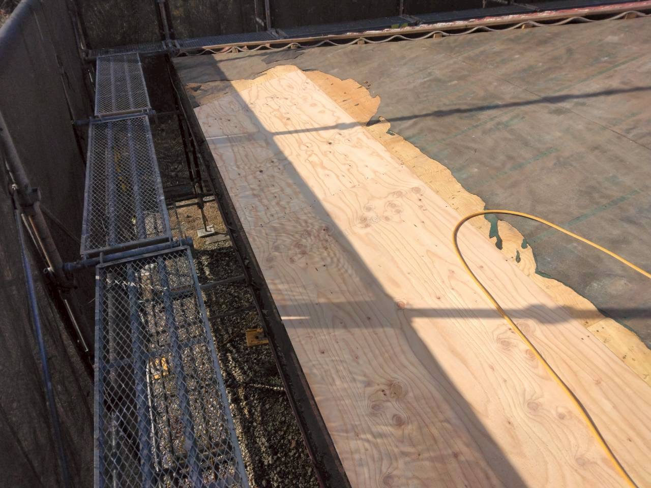 既存の野地板、軒先側の腐食部交換